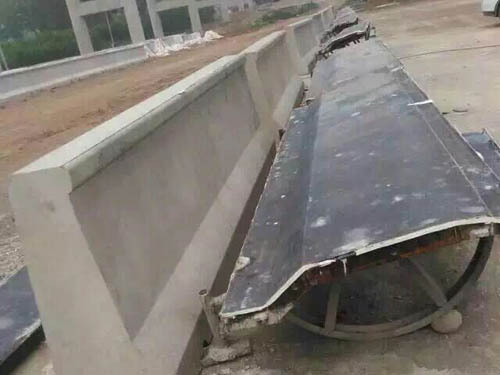 1632957484246601.jpg 高速公路防撞墙乐鱼(中国)官方.jpg